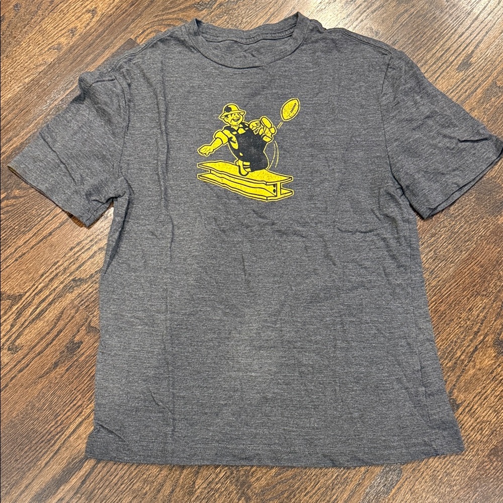Steelers football size small men’s Gray Graphic T-Shirt used
